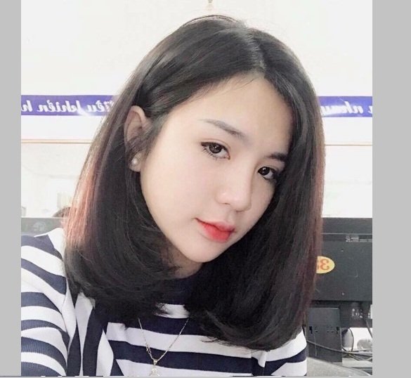 Khuôn mặt bạn sẽ được ôm trọn và làm nổi nhờ kiểu tóc ngắn ngang vai uốn cúp này