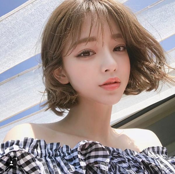 Tóc ngắn mái thưa xoăn sóng