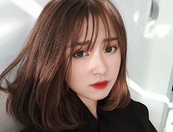 Bạn thực sự trông rất nổi bật nhờ kiểu tóc ngắn ngang vai bấm phồng này