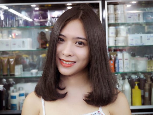 Mái tóc rẽ ngôi sẽ là một trợ thủ đắc lực giúp khuôn mặt bạn trông mảnh mai hơn nhiều