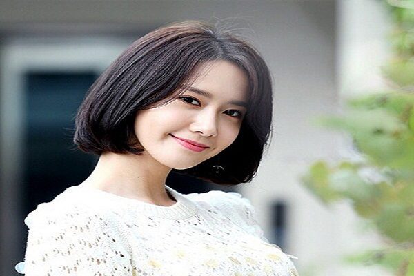 tóc ngắn uốn cụp đuôi