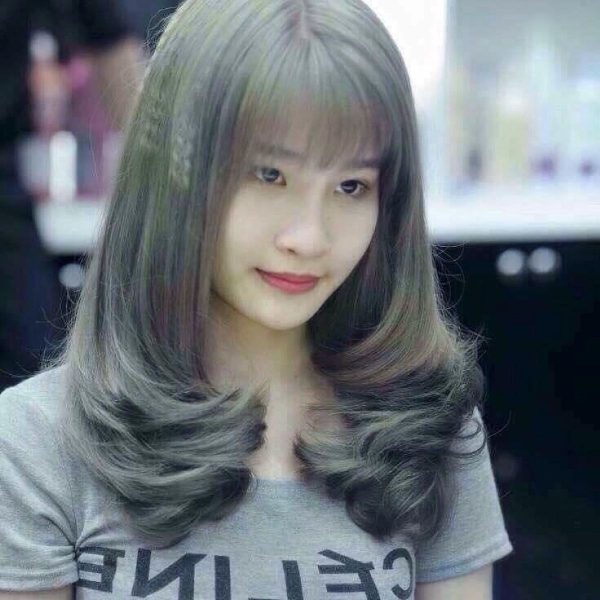 Tóc ngắn uốn đuôi để mái phồng