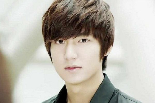 tóc ngắn xoăn nhẹ ép thẳng