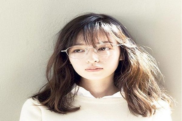 kiểu tóc xoăn mái thưa