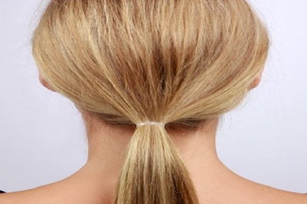 dùng thun buộc tóc lại