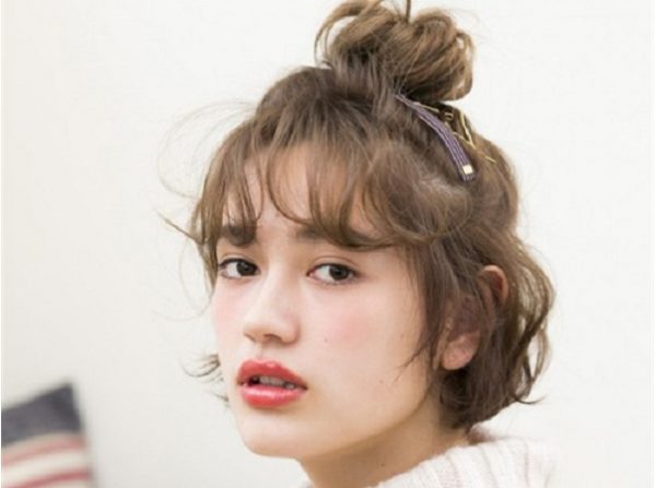 kiểu tóc xoăn xù mái thưa