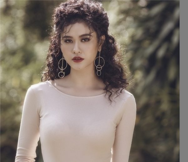 Tóc dài uốn xoăn mì tôm