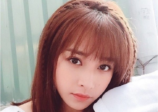 tóc mái thắt hai bên