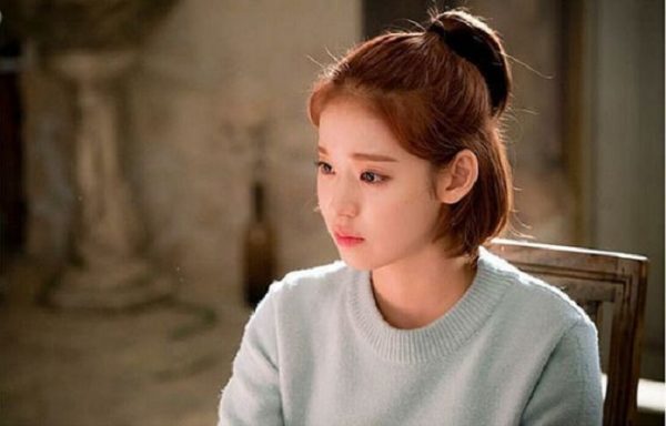 tóc ngắn buộc nửa đầu
