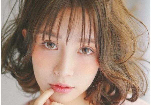 tóc ngắn uốn xoăn đuôi cụp mai thua danh roi