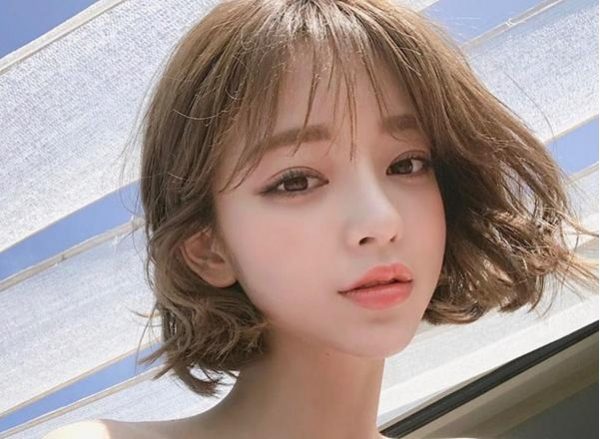 Tóc ngắn xoăn đuôi uốn cụp mái thưa