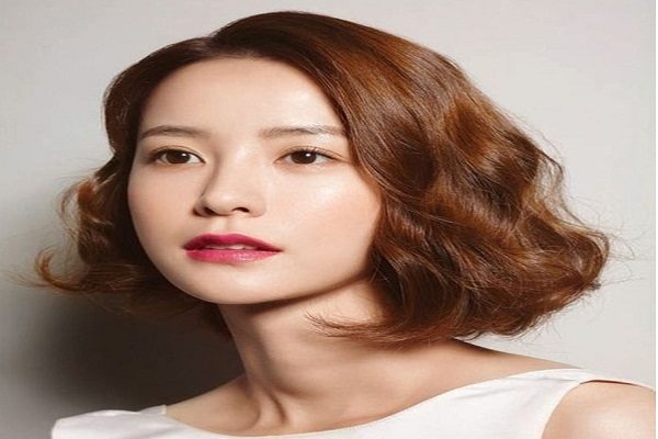 tóc ngắn xoăn gợn sóng