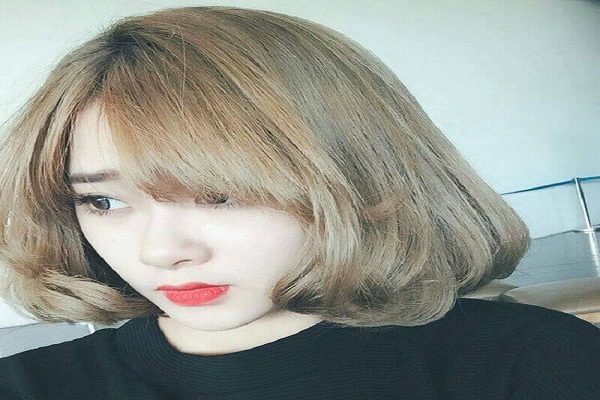 tóc ngắn xoăn mái lệch