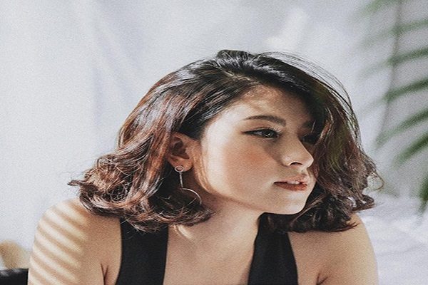tóc ngắn xoăn rối nhẹ