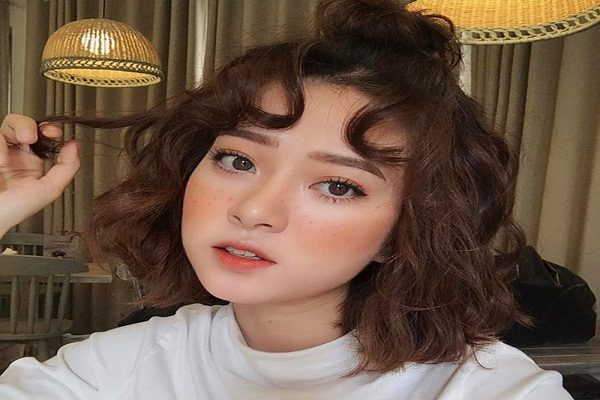 tóc xoăn ngắn bồng bềnh