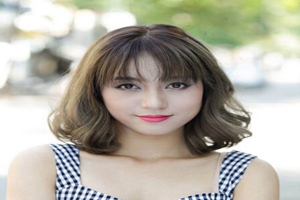 tóc ngắn xoăn nhẹ