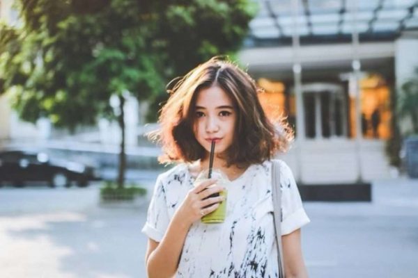kiểu tóc ngắn uốn ngang xoăn phồng