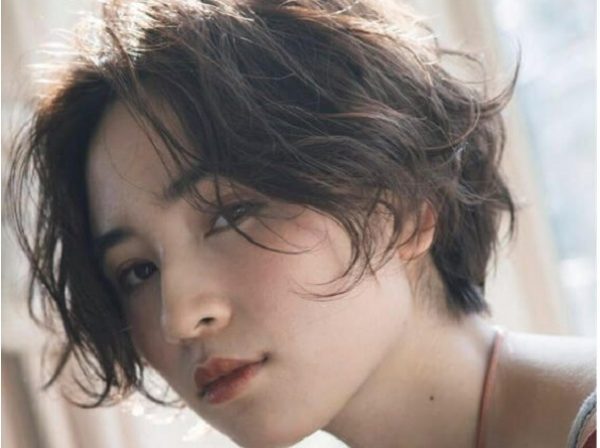 kiểu tóc ngắn uốn xoăn dành cho khuôn mặt nhỏ