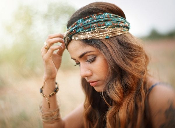tóc dài uốn lọn và quấn khăn turban