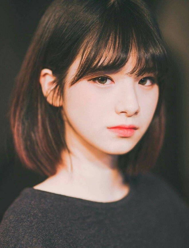 tóc ngắn nhuộm màu nâu hạt dẻ