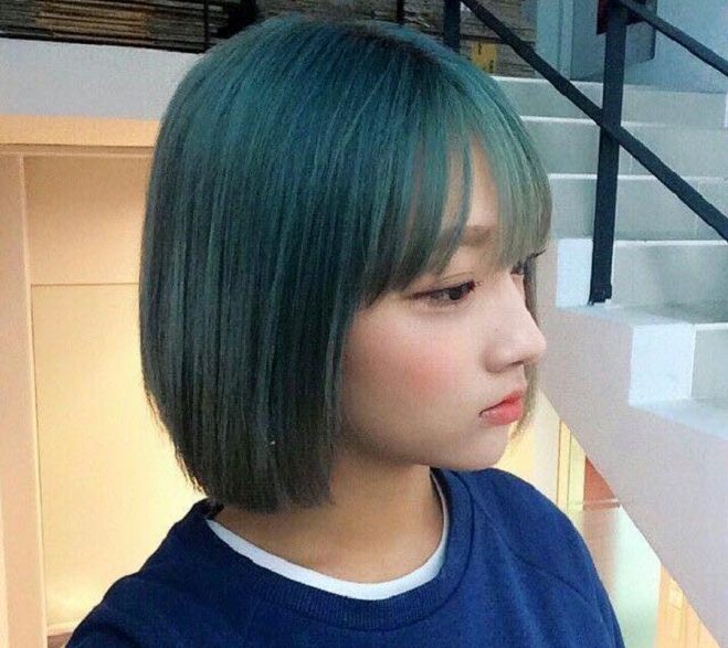 tóc ngắn nhuộm xanh rêu xám