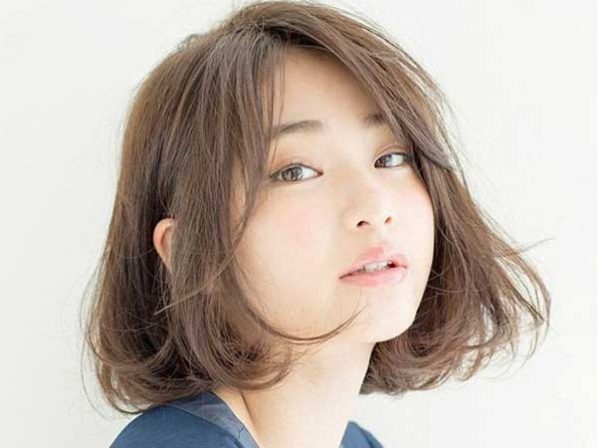 kiểu tóc ngắn uốn xoăn cho mặt tròn