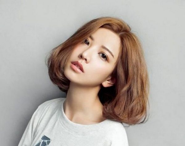tóc ngang vai chẻ ngôi giữa