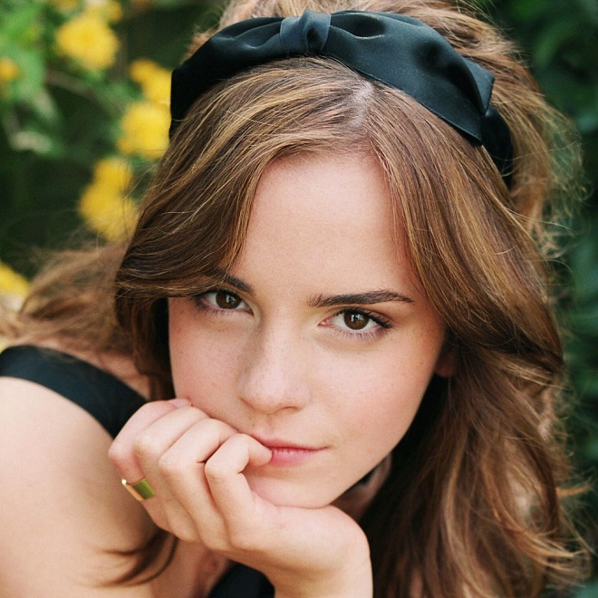 emma watson tóc kẹp nơ