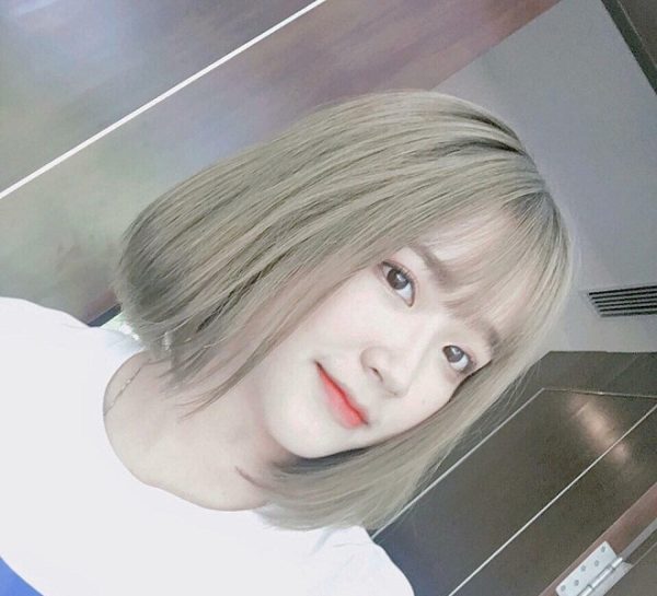tóc bob ngắn mái thưa nhuộm xám tro
