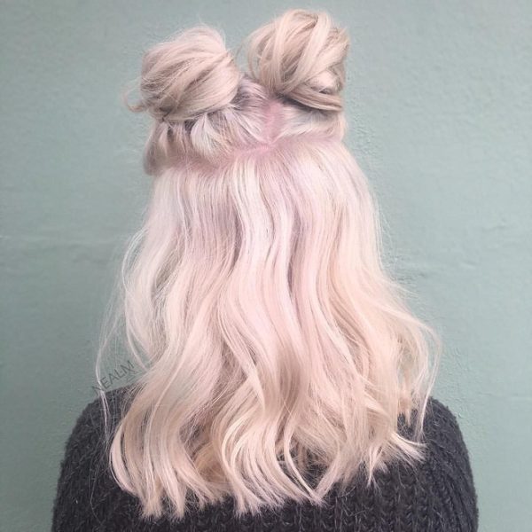 tóc búi nhuộm hồng pastel