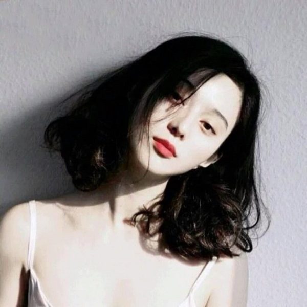 tóc đen ngang vai uốn xoăn đuôi