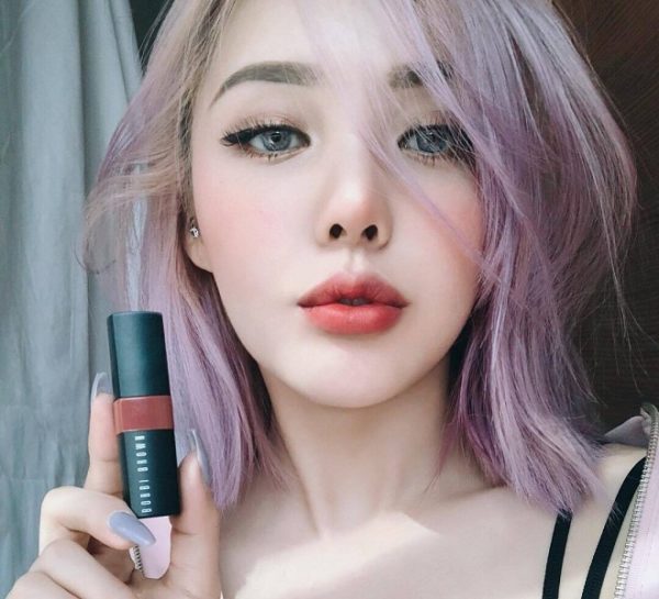tóc ngắn ngang vai nhuộm hồng tím