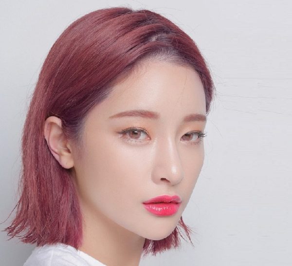 tóc ngắn nhuộm đỏ nâu