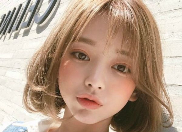 tóc ngắn vàng mật ong xoăn nhẹ
