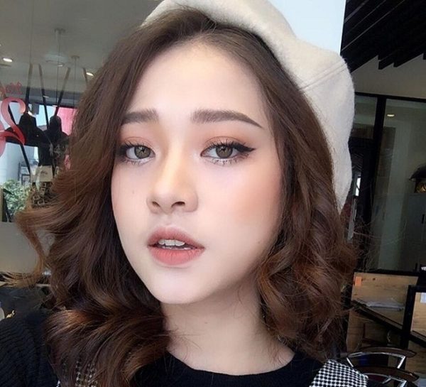 tóc xoăn nhuộm màu nâu chocolate