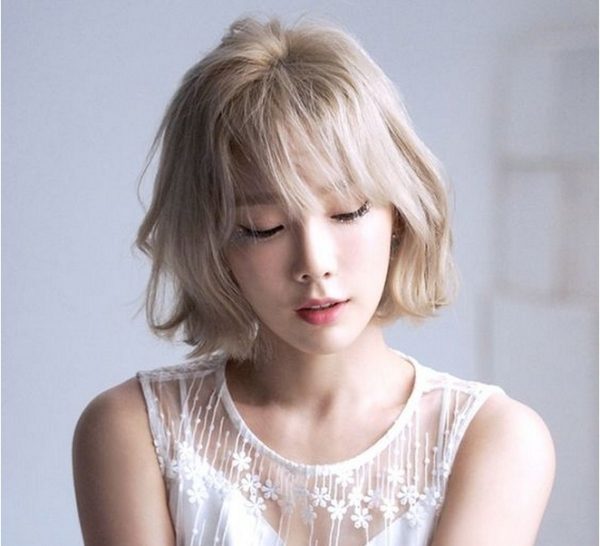 tóc bạch kim trang điểm nhẹ