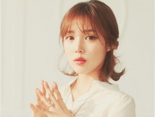 tóc ngắn buộc nửa đầu