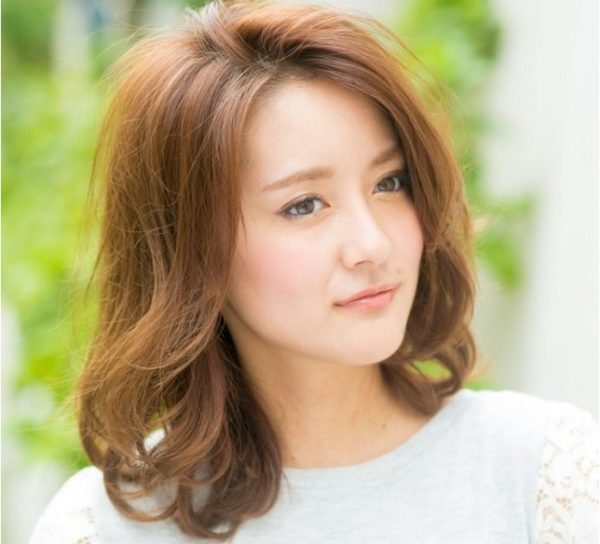 tóc ngắn cho mặt dài mái cao xoăn nhẹ