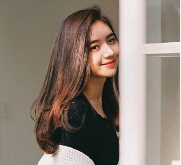 tóc ngắn rẽ mái lệch xoăn đuôi nhẹ