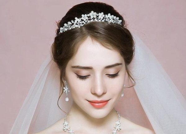 bới tóc cô dâu với phụ kiện sang trọng