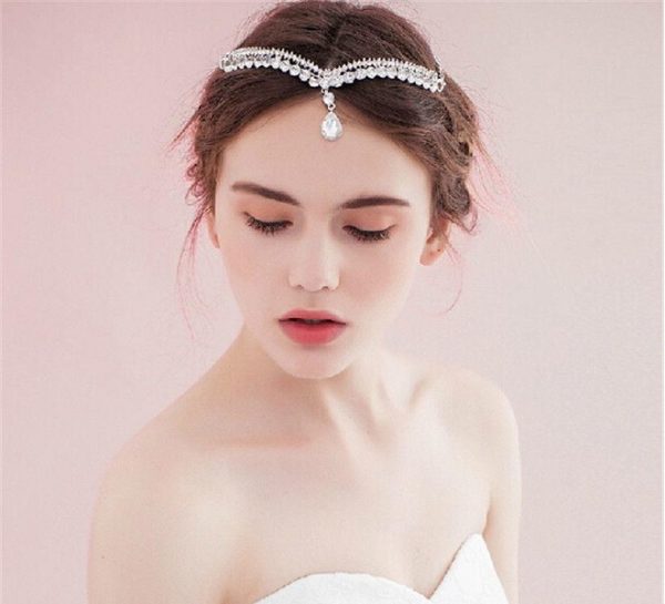 tóc ngắn cô dâu đội vương miện