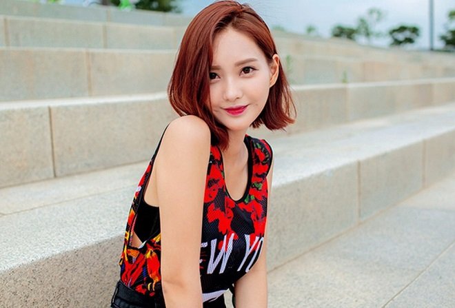 kiểu tóc mái rẽ ngôi giữa