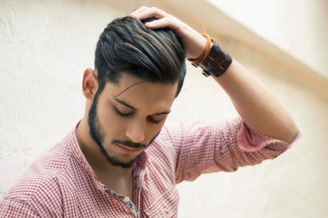 kiểu tóc vuốt ngược ra sau