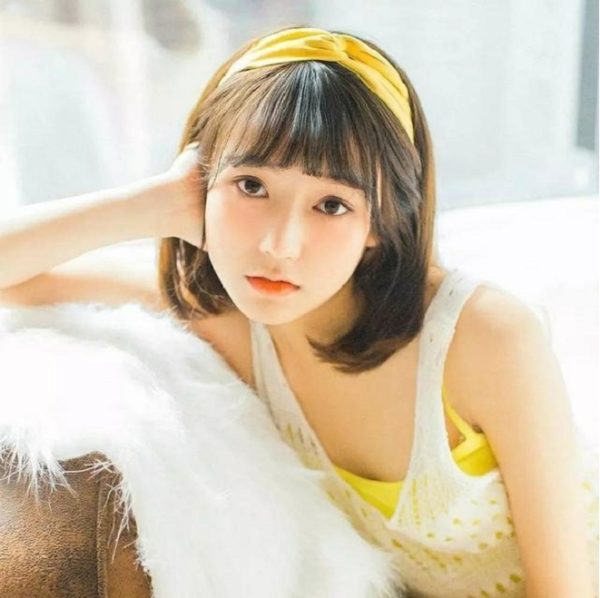 làm đẹp tóc ngắn mái thưa cùng phụ kiện