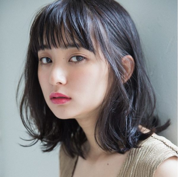 tóc đen xoăn ngắn