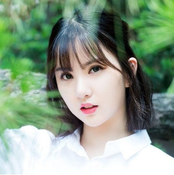 tóc ngắn mái thưa cho mặt tròn nhỏ