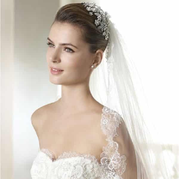 tóc ngắn đội khăn voan