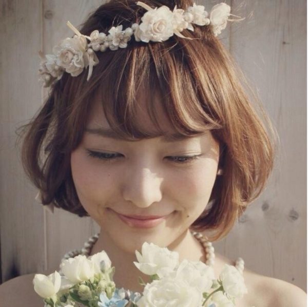 tóc ngắn đội vòng hoa