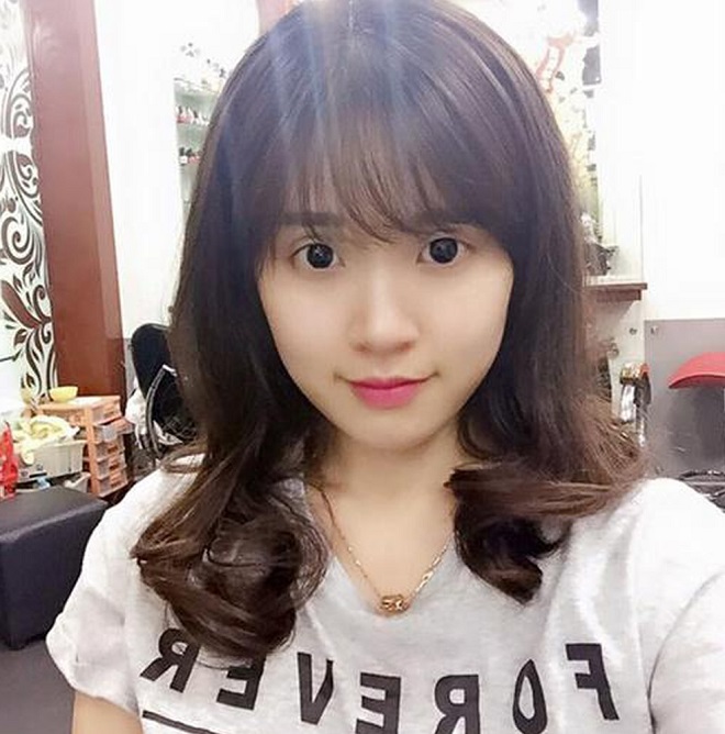 tóc ngắn mái thưa để lọn to cho mặt tròn
