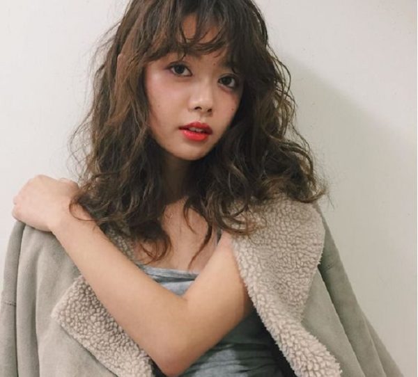 tóc ngắn mái thưa xoăn xù